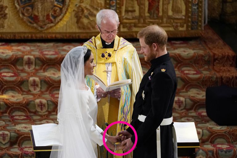 Фото со свадьбы принца Гарри с Меган Маркл и Уильяма с Кейт Миддлтон сравнение