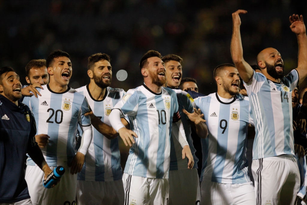 Команда Аргентины во главе с Леонелем Месси празднует победу над Эквадором в финале квалификационных матчей Южной Америки