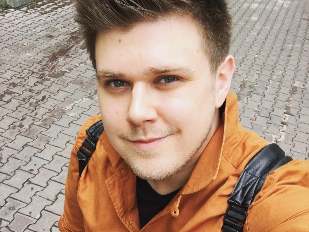 Блогер из Екатеринбурга пародирует песни российских звезд, и это очень смешно