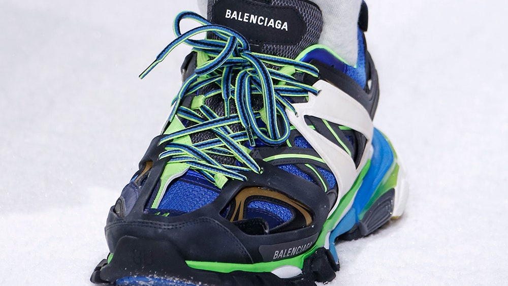 Balenciaga запускает кроссовки с USBпортом для подзарядки смартфона фото