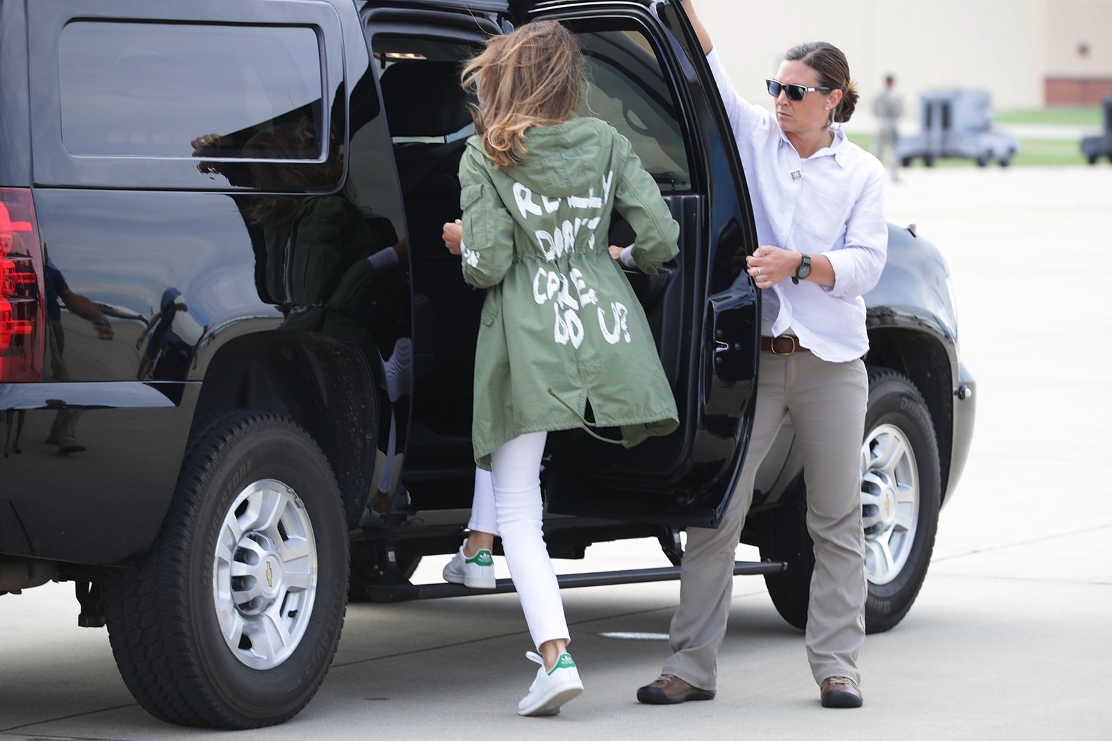 Мелания Трамп фото в куртке Zara и подробности скандала