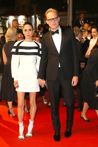 Дженнифер Коннелли в Louis Vuitton и Пол Беттани.