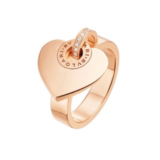 Кольцо из розового золота с бриллиантами 174 000 рублей Bvlgari.