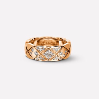 Кольцо Coco Crush из 18каратного золота цвета Beige c бриллиантами 289 200 руб. Chanel.