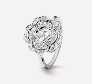 Кольцо Camlia из белого золота с бриллиантами 313 000 рублей Chanel.