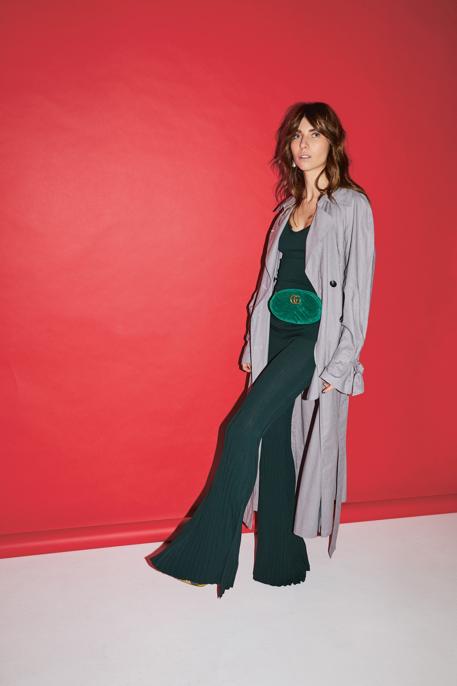 Тренч Kalmanovich топ брюки все HampM Studio босоножки­ Michel Vivien сумка на поясе Gucci серьги собственность Юлии.