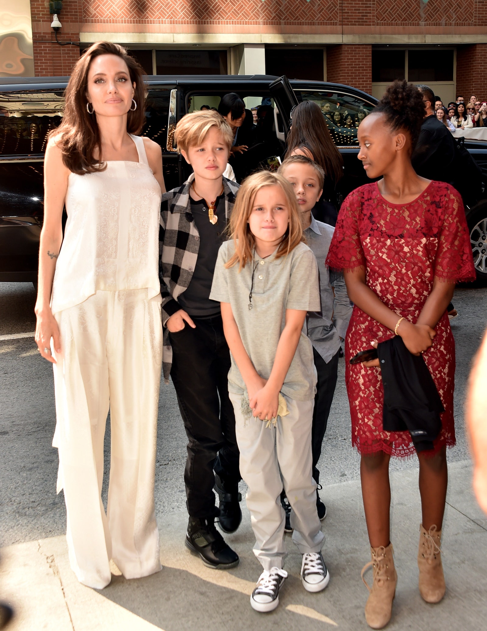 Анджелина Джоли с дочерьми Шайло Вивьен и Захарой и сыном Ноксом
