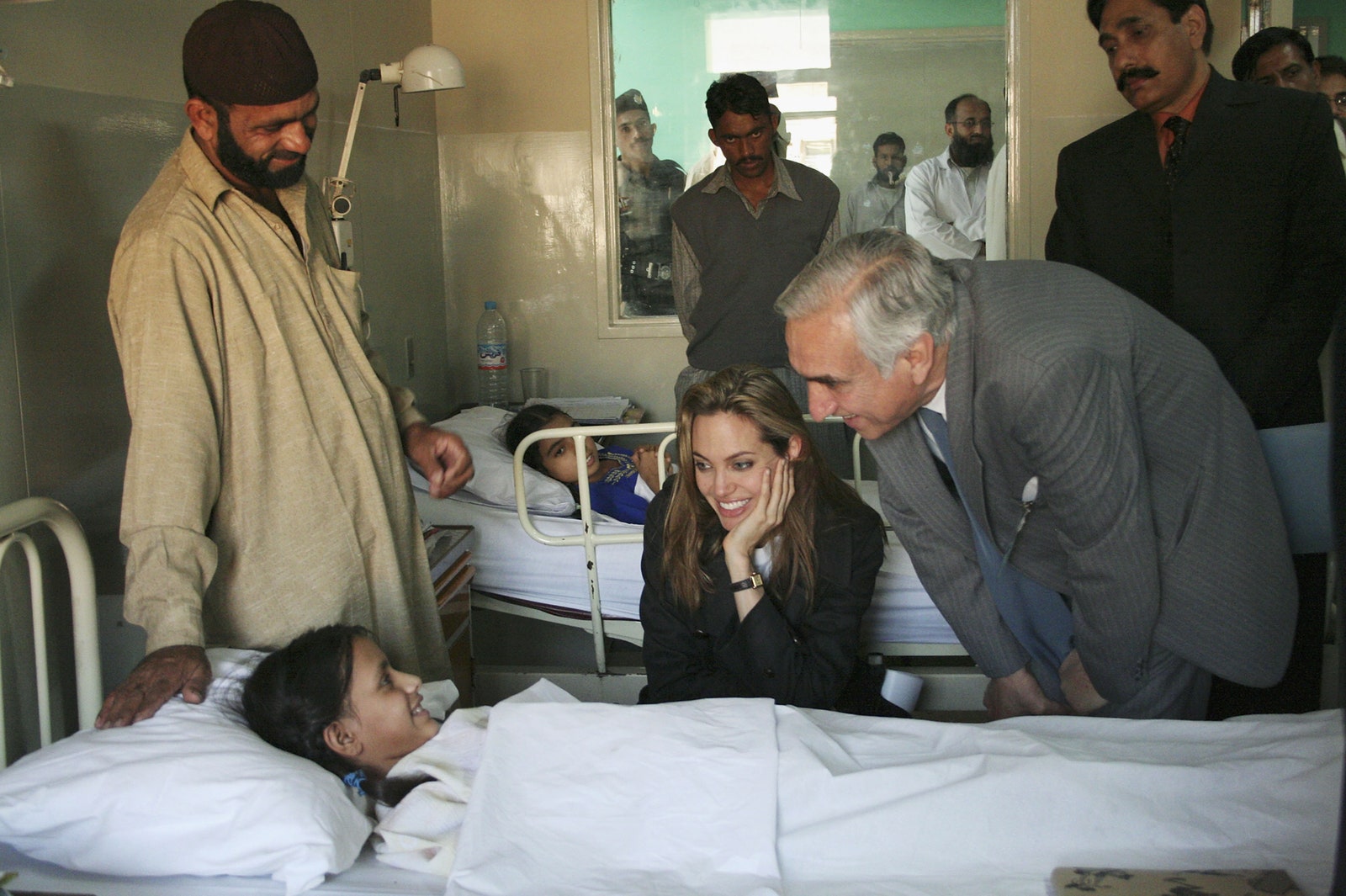 Анджелина Джоли во время визита в Пакистан