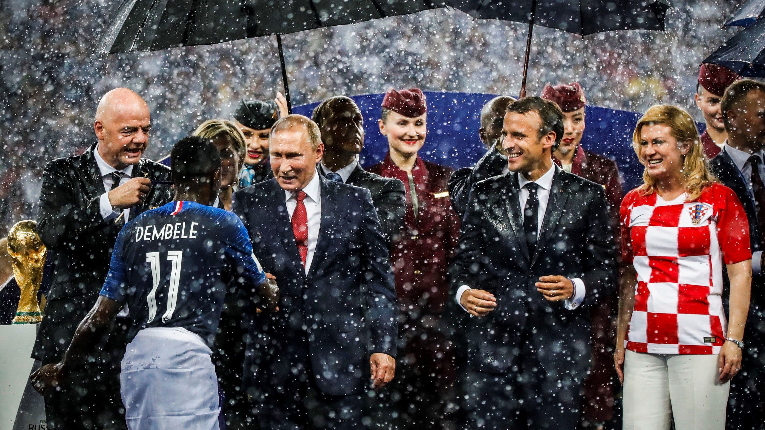 Путин под зонтом на ЧМ 2018 почему президент Хорватии мокла под ливнем