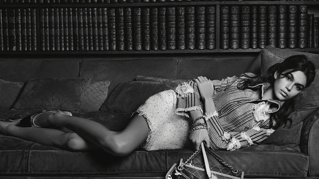 Кайя Гербер стала лицом Chanel модель представила сумки сезона весналето 2018 года
