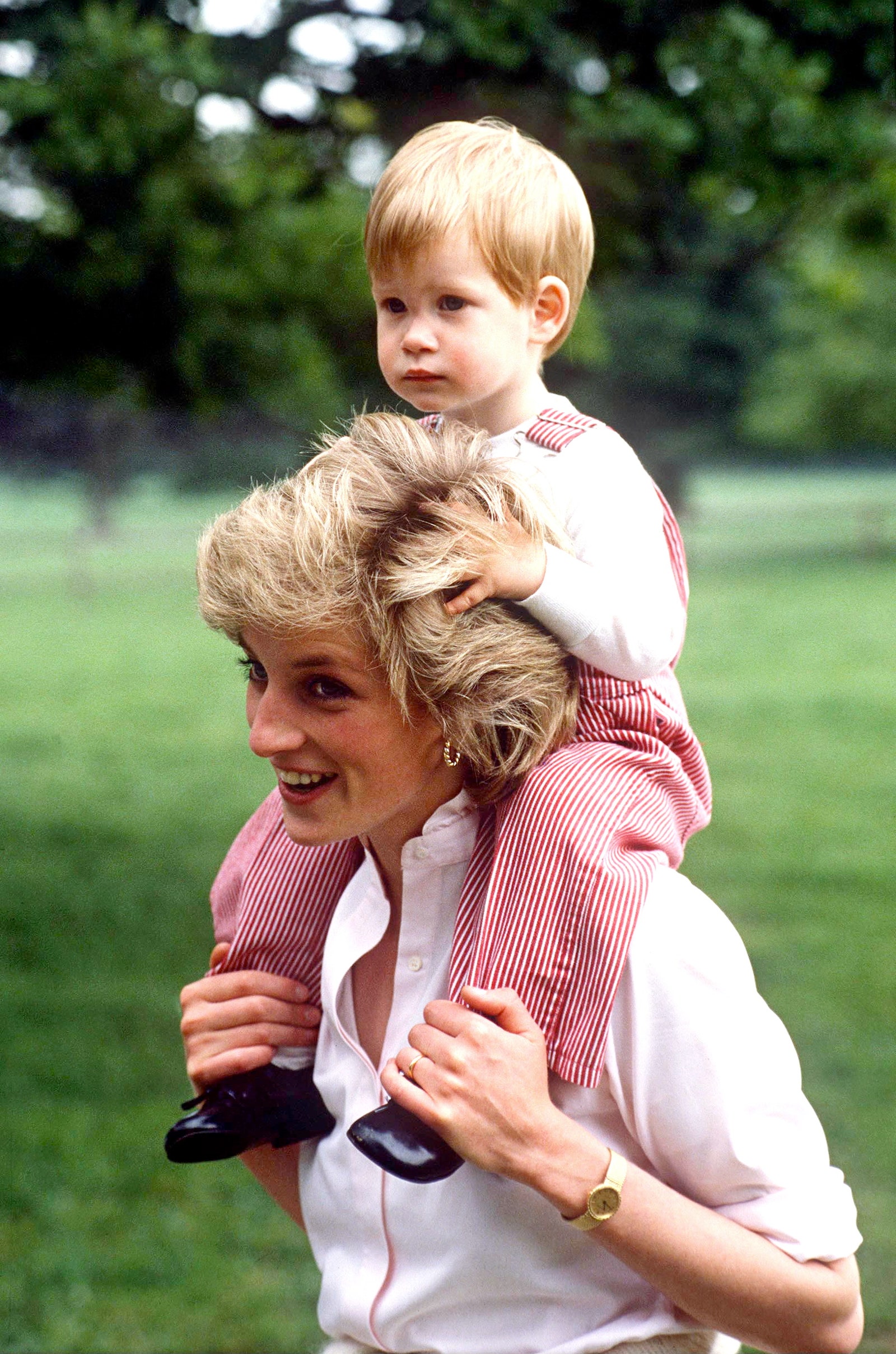 Принцесса Диана с маленьким принцем Гарри 1986 г.