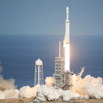 SpaceX запустила в космос ракету Falcon Heavy с кабриолетом Tesla