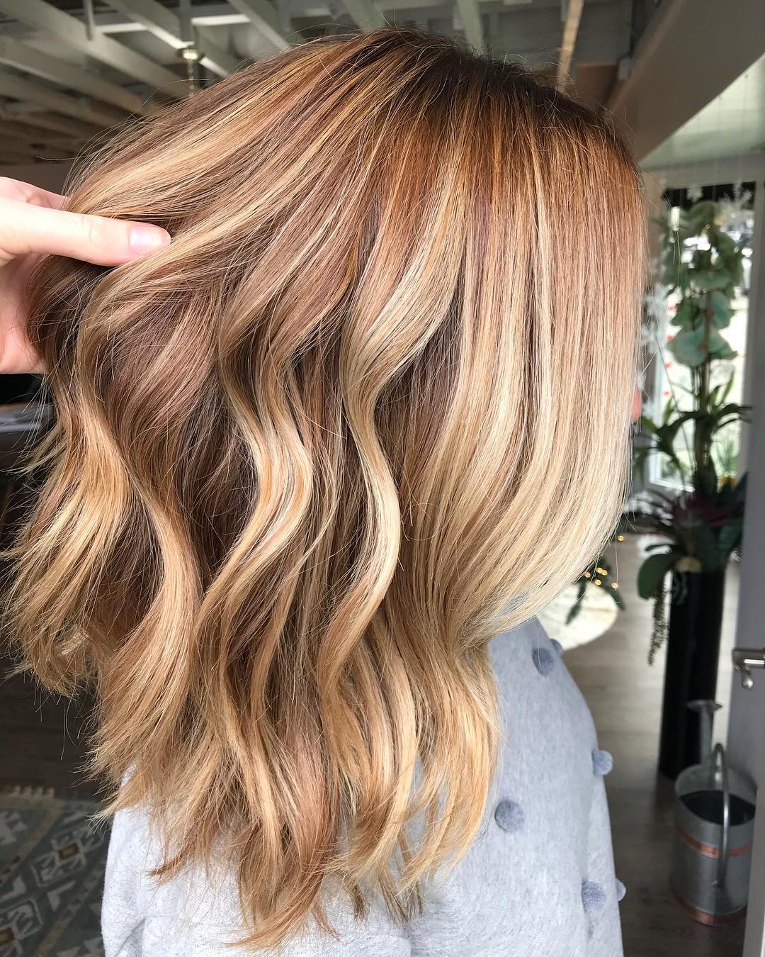 Модный цвет волос сочетание каштановых и золотистых прядей