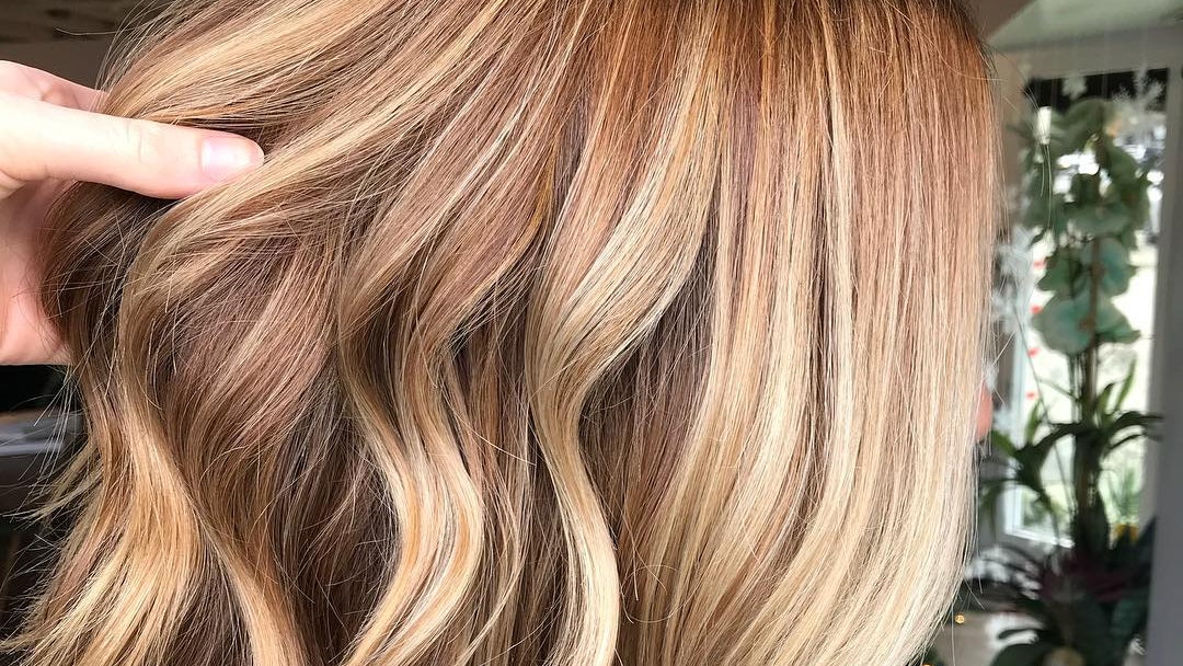 Модный цвет волос сочетание каштановых и золотистых прядей