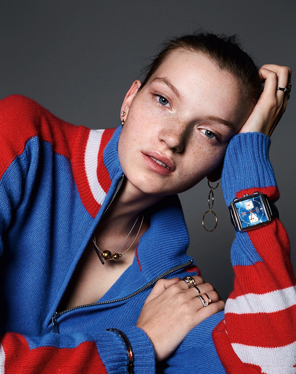 Джемпер Allude кафф в правом ухе Michael Kors серьга в левом ухе 19 435 руб. Margova Jewellery колье с шариками Niessing...