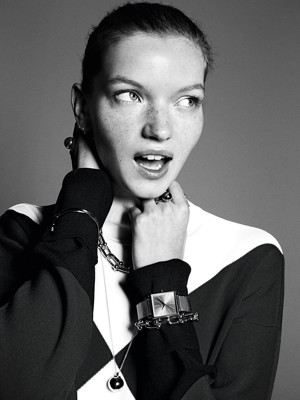Платье 19 900 руб. Tommy x Gigi серьги из розового золота Margovа Jewellery серебряные цепь 97 500 руб. и подвеска с...