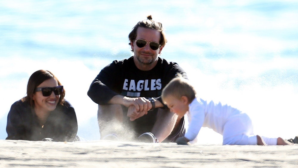 Ирина Шейк и Брэдли Купер фото с дочерью Леей на пляже