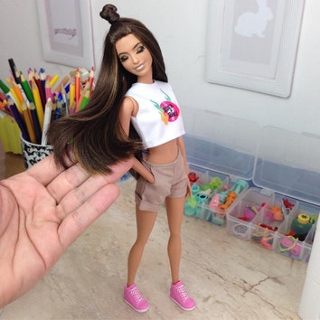 Стилист из Бразилии делает куклам Барби невероятные прически, и это надо видеть