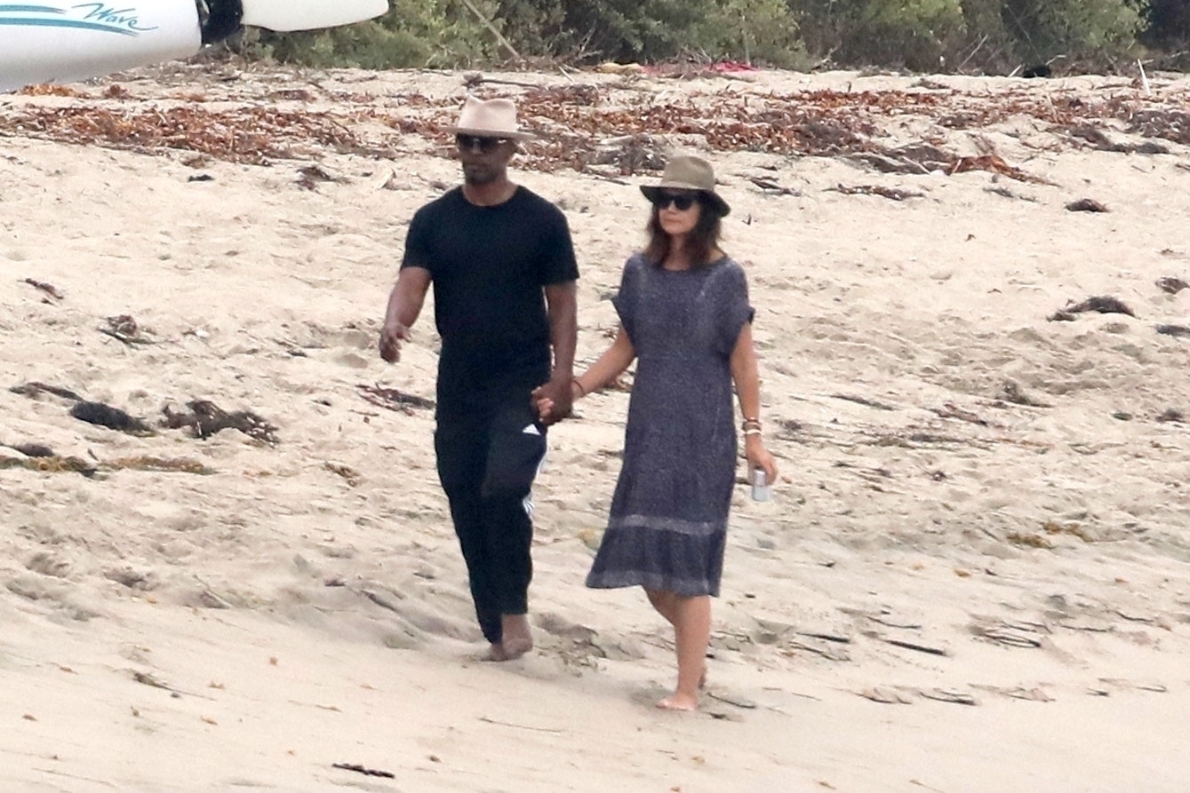 Кэти Холмс и Джейми Фокс на прогулке на пляже