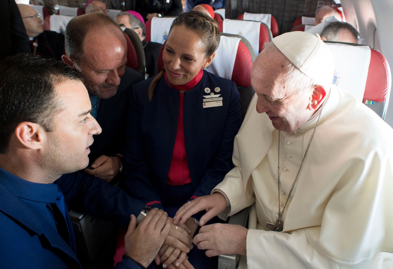 Папа римский Франциск обвенчал стюардессу и бортпроводника во время полета
