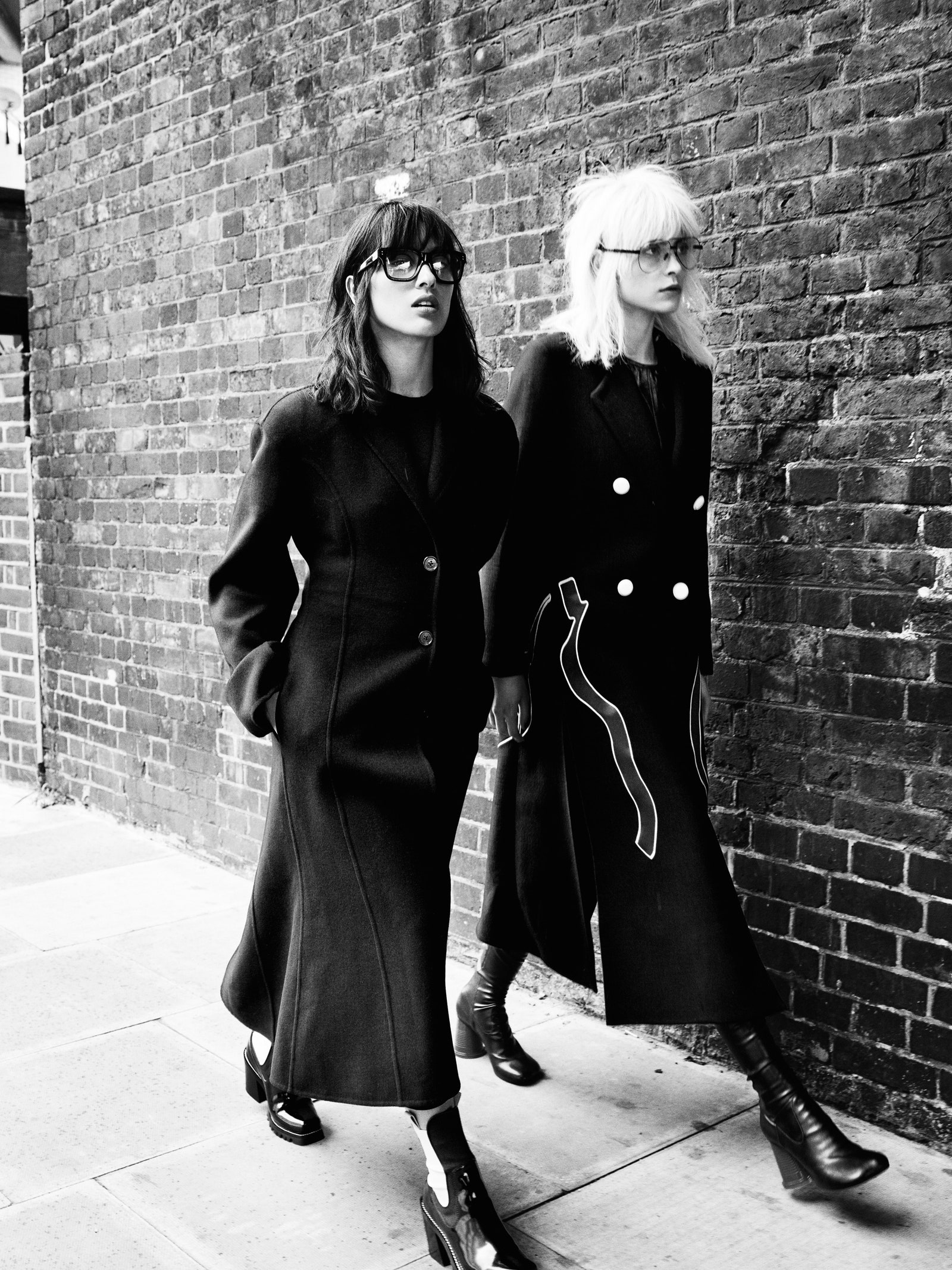 На Лидии шерстяное­ пальто около 200 000 руб. Versace ботильоны из лакированной кожи здесь и далее 94 000 руб. Louis...