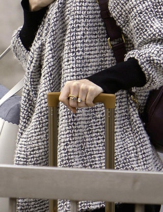 Лесли Роуз с помолвочным кольцом.
