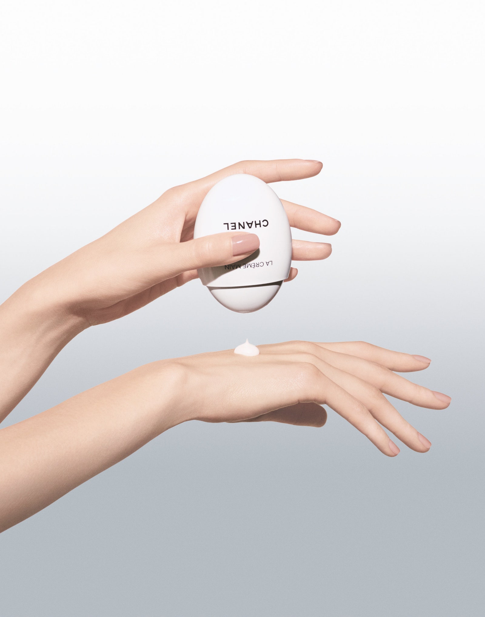 Крем для рук Chanel La Crème Main в инновационной упаковке