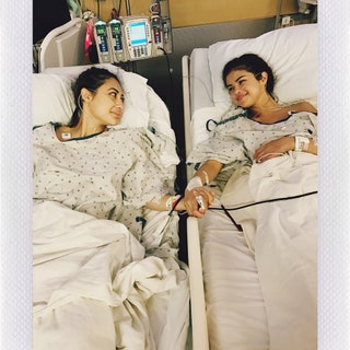 Селена Гомес с подругой после трансплантации почки.