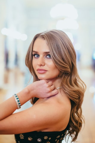 Алина Новак в Alberta Ferretti.