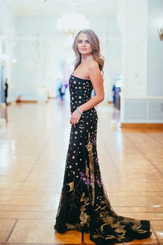 Алина Новак в Alberta Ferretti.
