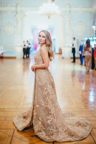Александра Жулина в Elie Saab.
