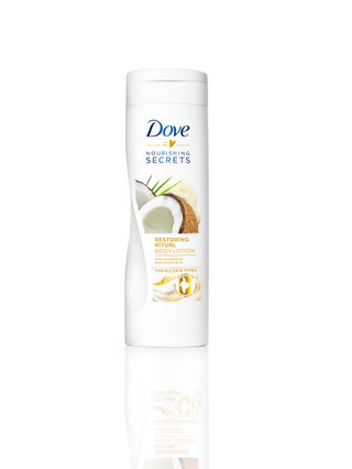 Dove лосьон для тела Nourishing Secrets с кокосовым маслом и миндальным молочком.