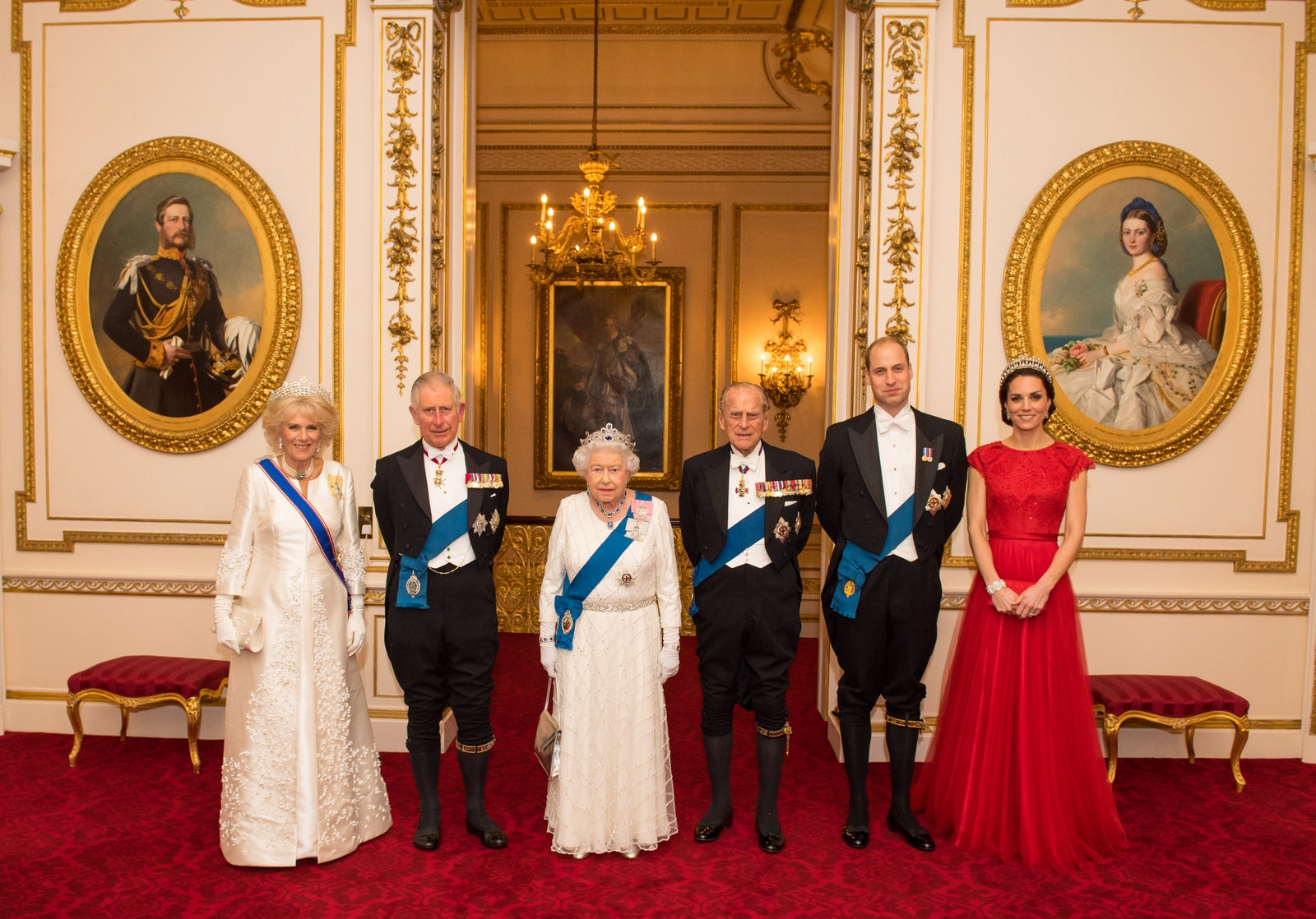 Камилла ПаркерБоулз принц Чарльз Елизавета II принц Филип принц Уильям и Кейт Миддлтон в Букингемском дворце