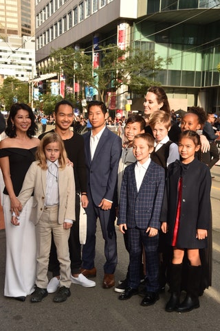С детьми Вивьен Мэддоксом Паксом Ноксом Шайло Захарой и актерами фильма.