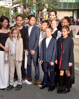 С детьми Вивьен Мэддоксом Паксом Ноксом Шайло Захарой и актерами фильма.
