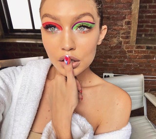 gigihadid. Макияж в стиле ретро выглядит современно и даже футуристично если выполнен в ярких контрастных оттенках....