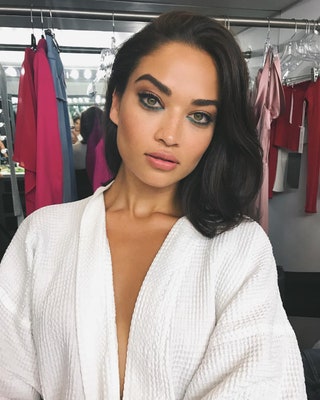 shaninamshaik. Цветную подводку можно использовать не только на верхнем но и на нижнем веке.