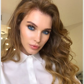 irinamitroshkina. Еще одна идея для макияжа с голубой подводкой — нюдовые тени и прозрачный блеск.