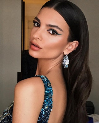 emrata. Цветные стрелки уверенно держатся в числе самых популярных бьютизапросов Google. Учитесь их носить у Эмили...