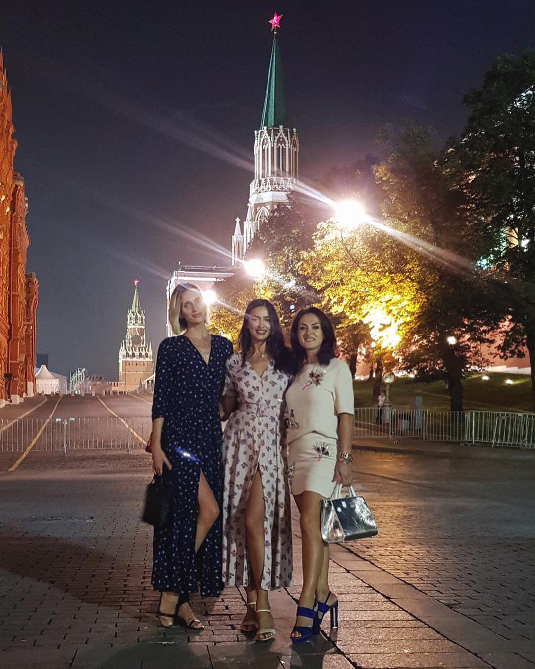 Ирина Шейк с подругами