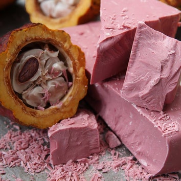 Швейцарские кондитеры создали розовый шоколад