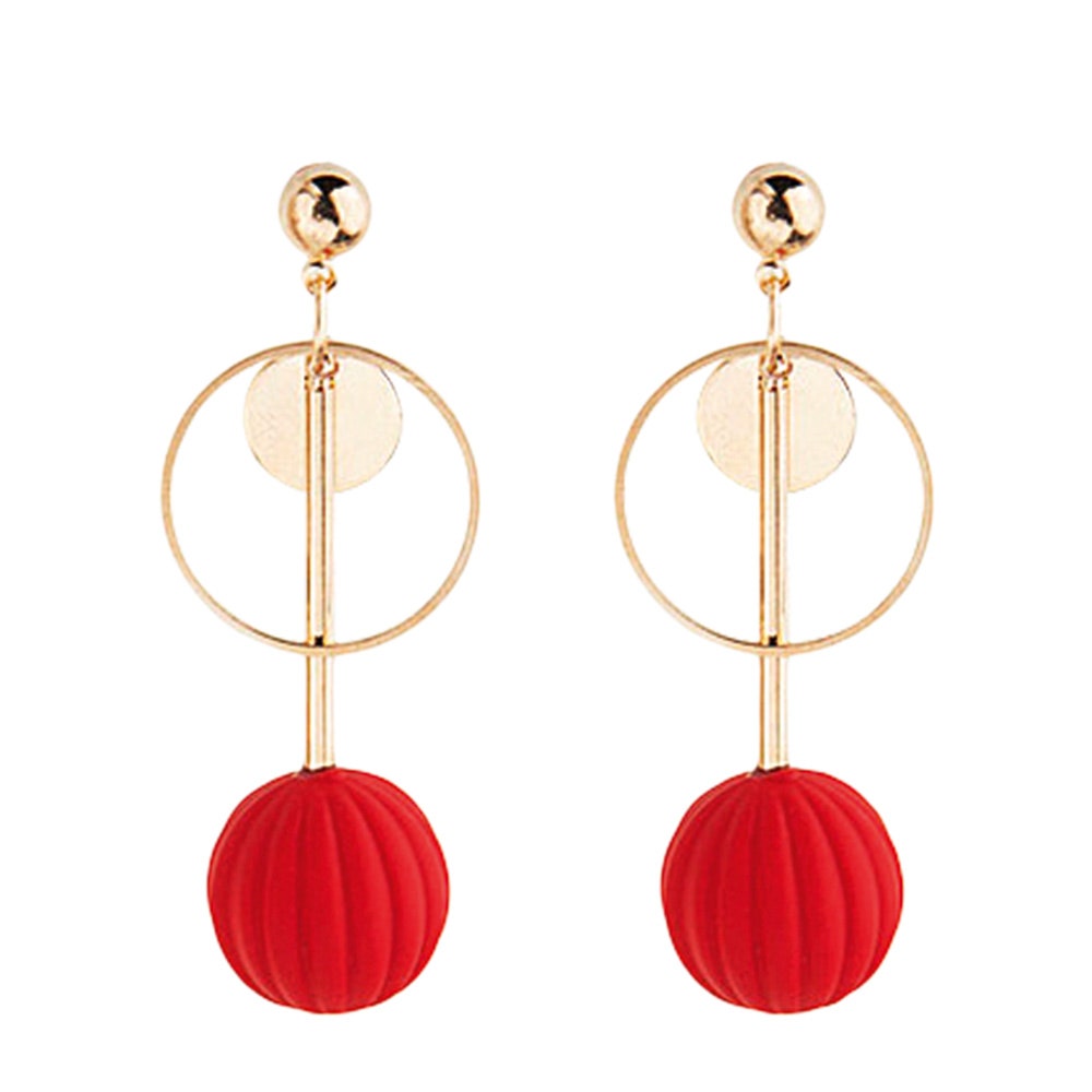 Серьги из ­металла и пластика 340 руб. Lady Collection.