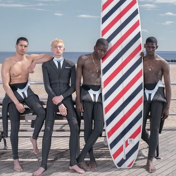 Том Браун создал костюм для серфинга, похожий на мужской смокинг