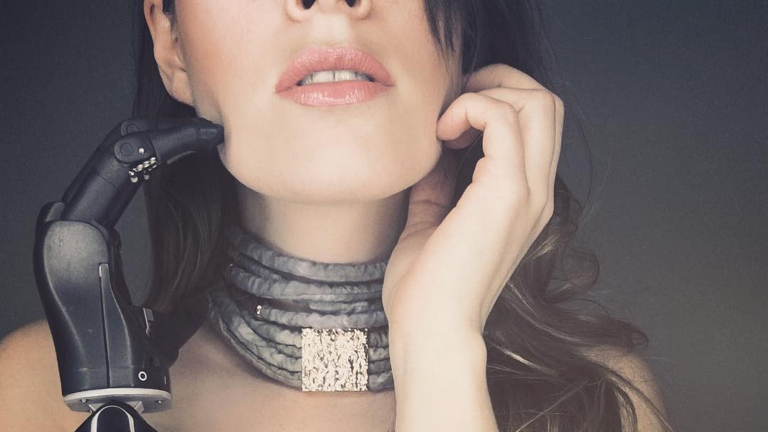 Ребека Марин с протезом руки стала моделью и набирает популярность в Instagram