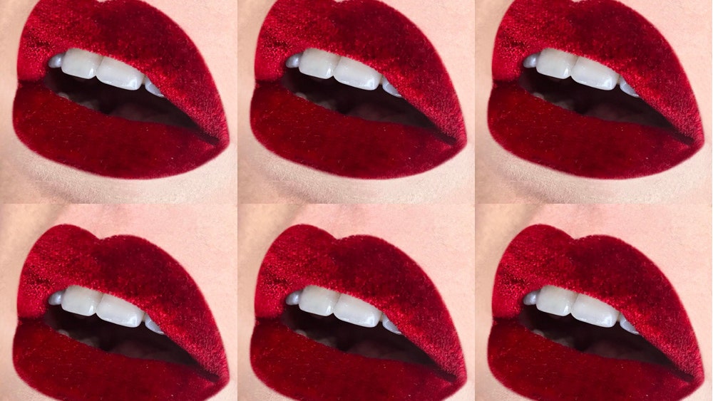 Бьютитренд бархатный макияж губ при помощи рассыпчатой пудры для маникюра