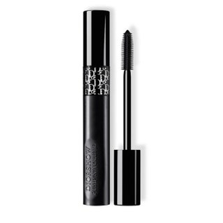 Тушь для объема Diorshow PumpnVolume 2400 руб. Dior. Креативный директор по макияжу Dior Питер Фи­липс сделал футляр...