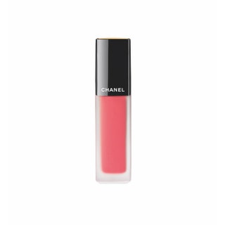 Жидкая матовая помада для губ Rouge Allure Ink 2680 руб. Chanel. За счет мас­ла жожоба не сушит губы несмотря на...
