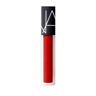 Глайд для губ Velvet Lip Glide 2049 руб. Nars. Средство объ­единило в себе свойства бле­ска помады и лака для губ....