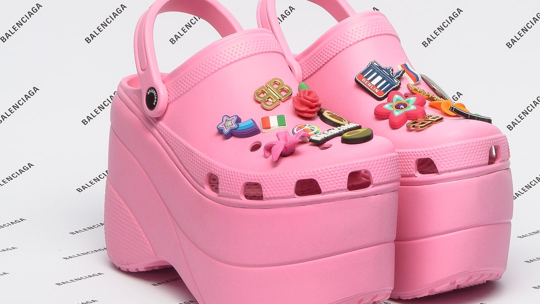 Кроксы Balenciaga на платформе с фирменными джибитсами поступят в продажу весной 2018