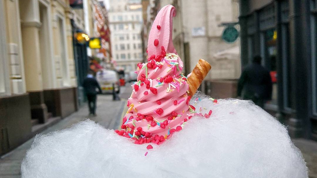 Мороженое в сахарной вате десерт от лондонского кафе Milk Train